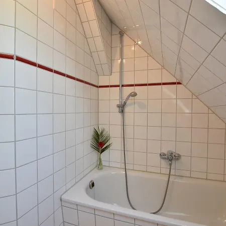 Pet-Friendly Apartment Near Sea In Wittenbeck Kuehlungsborn